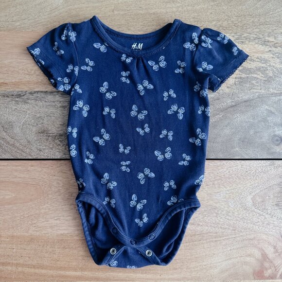 🧸 SALE! (5/$15, 8/$22, 12/$30) H&M bodysuit 6-9m baby onesie blue butterfly - Picture 1 of 4